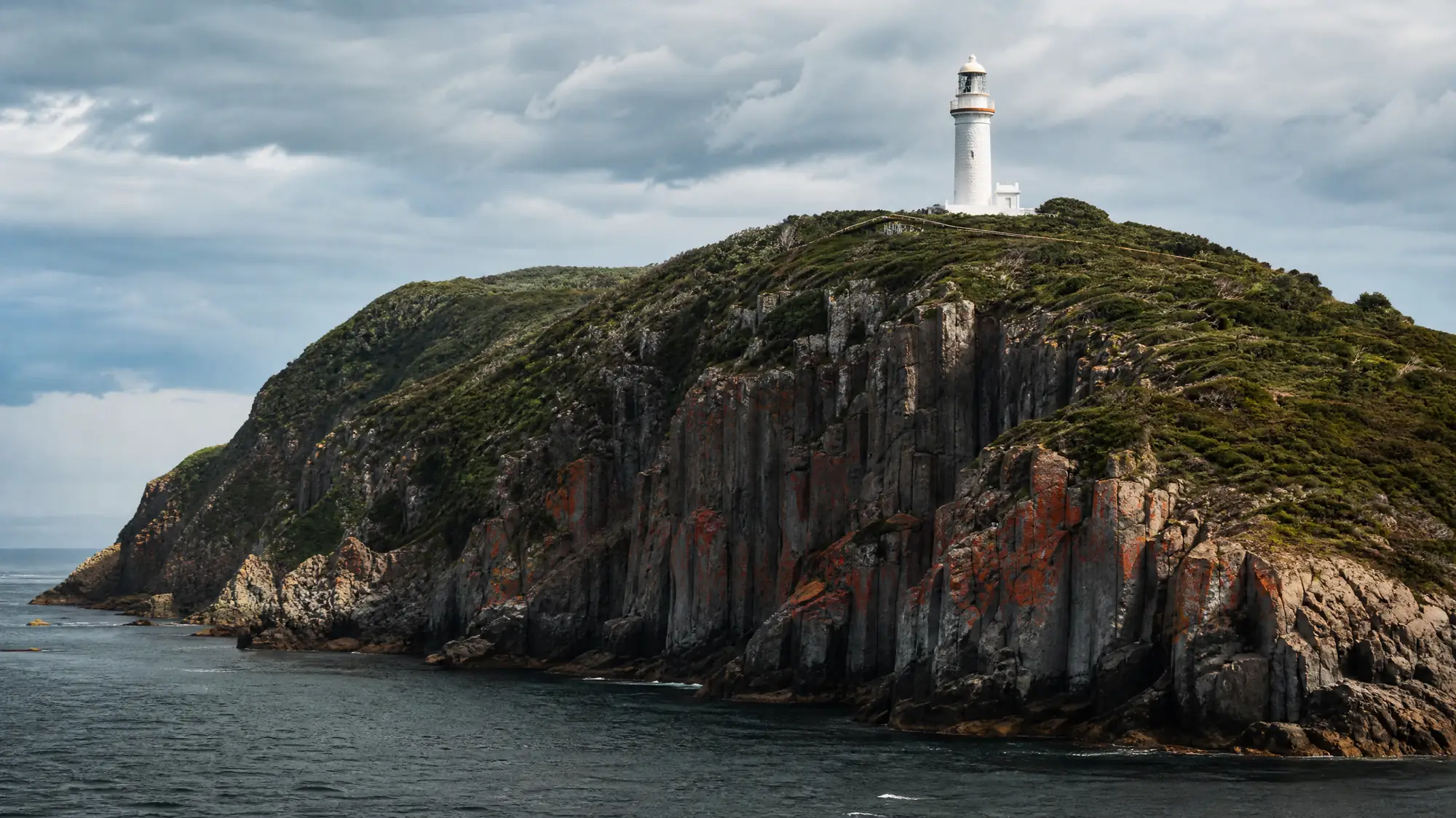 Grimpez au sommet du deuxième plus ancien phare encore debout d'Australie. Construite par des bagnards en 1836, la tour historique offre des vues en altitude sur l'océan Austral.