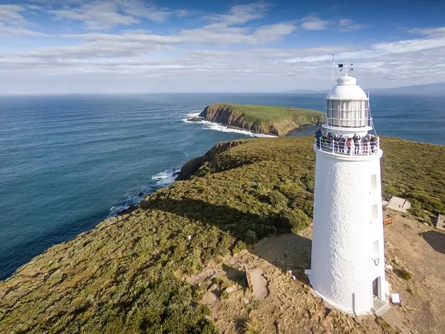 Vue aérienne du Cape Bruny Lighthouse et du paysage côtier accidenté environnant.