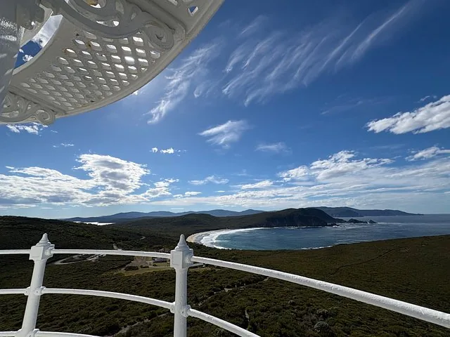Vue sur la côte et la baie depuis le balcon du phare de Cape Bruny.