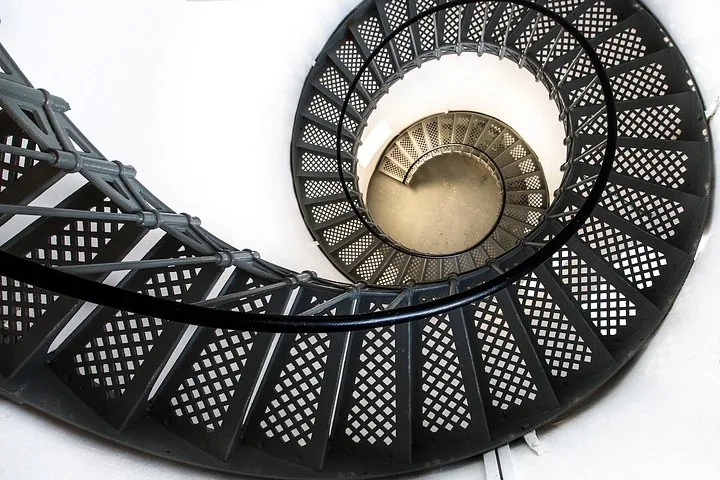 Mirando hacia abajo por la escalera de caracol de metal dentro del Cape Bruny Lighthouse.