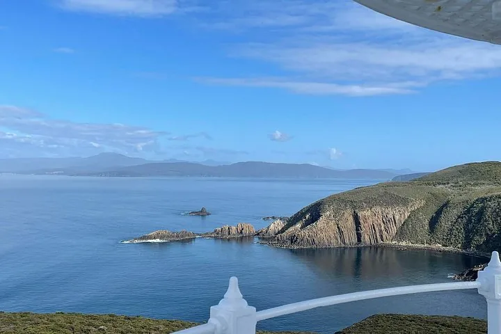 Vue côtière pittoresque avec des affleurements rocheux, vue depuis le Cape Bruny Lighthouse.